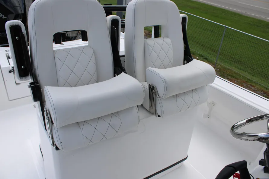 2027-blazer-bay-makaira-2800-power-10235361-20260629134448007-2.jpg